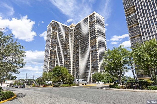 300 Winston Dr, Cliffside Park NJ 07010-3237 exterior