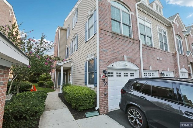 80 Lydia Dr, West New York, NJ 07093