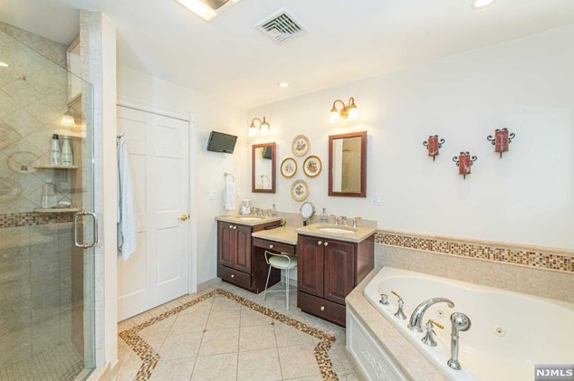 73 Glenmere Ter, Mahwah NJ 07430-2812 exterior