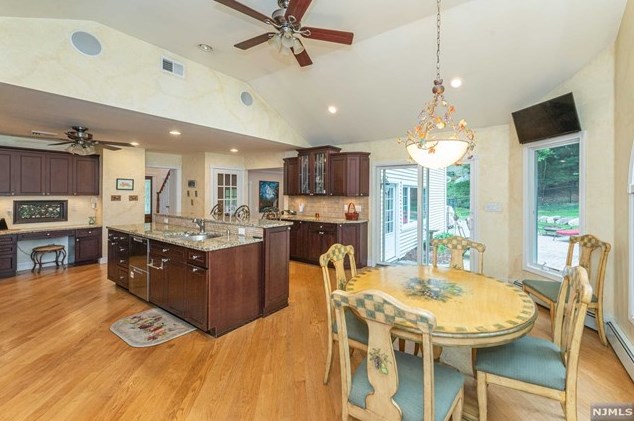 73 Glenmere Ter, Mahwah NJ 07430-2812 exterior