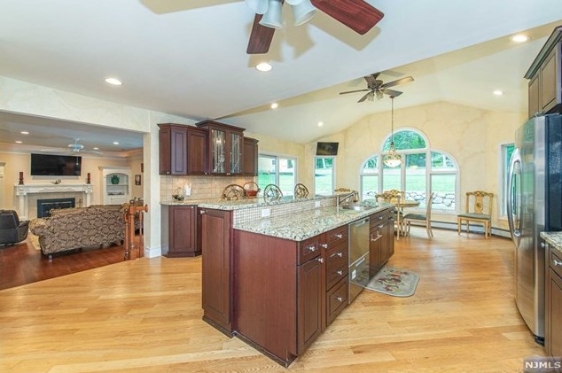 73 Glenmere Ter, Mahwah NJ 07430-2812 exterior