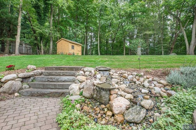 73 Glenmere Ter, Mahwah NJ 07430-2812 exterior