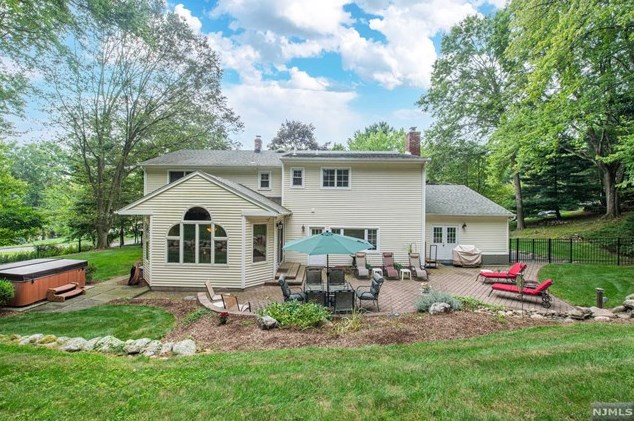 73 Glenmere Ter, Mahwah NJ 07430-2812 exterior