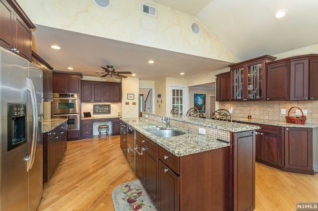 73 Glenmere Ter, Mahwah NJ 07430-2812 exterior