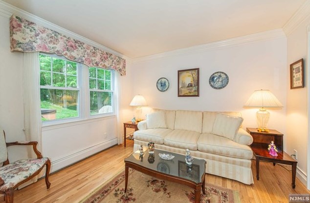 73 Glenmere Ter, Mahwah NJ 07430-2812 exterior