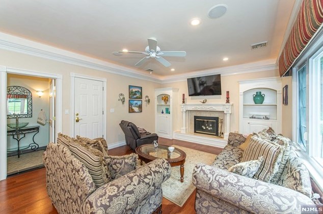 73 Glenmere Ter, Mahwah NJ 07430-2812 exterior