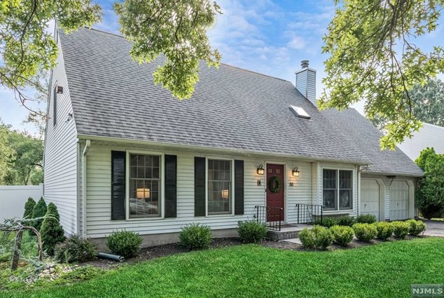 88 Swan Ct, Paramus, NJ 07652