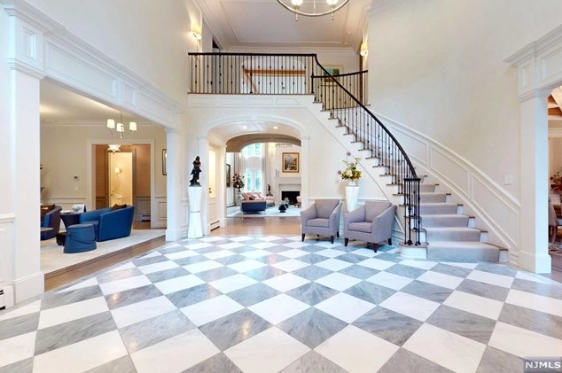 2 Alford Dr, Upper Saddle River, NJ 07458