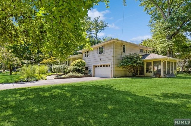 308 Garfield St, Haworth, NJ 07641