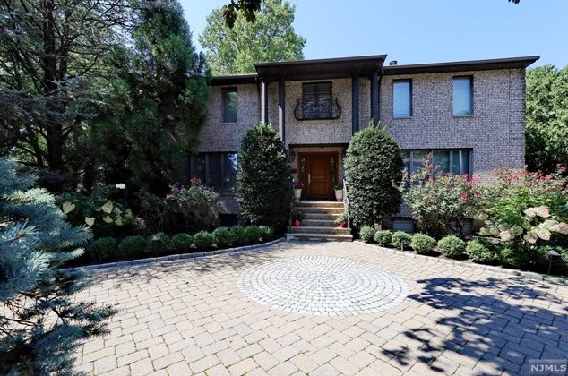 287 Beechwood Dr, Paramus, NJ 07652