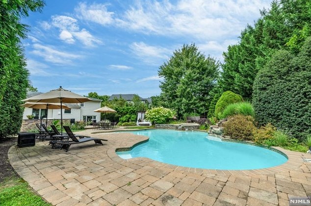 758 Hollybrook Rd, Paramus, NJ 07652