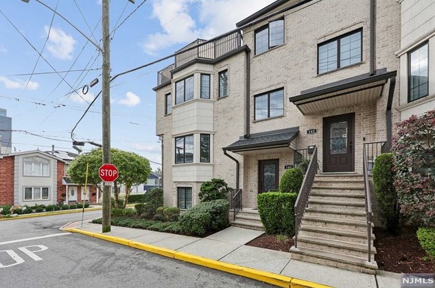 140 Cedar St, West Fort Lee, NJ 07024
