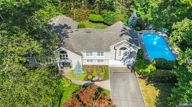 34 Huff Ter, Montvale, NJ 07645-1037