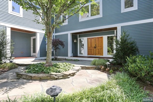 38 Seminary Dr, Mahwah, NJ 07430-2554