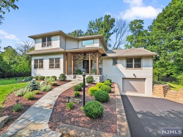 231 Mabel Pl, Franklin Lakes, NJ 07417