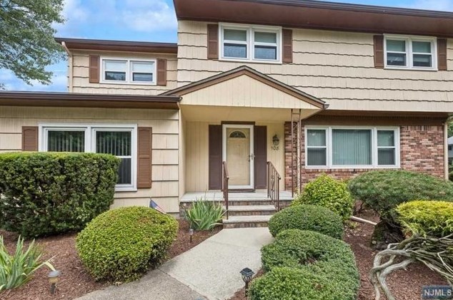 108 Trinity Ct, Paramus, NJ 07652