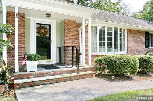 263 Arbor Rd, Franklin Lakes, NJ 07417