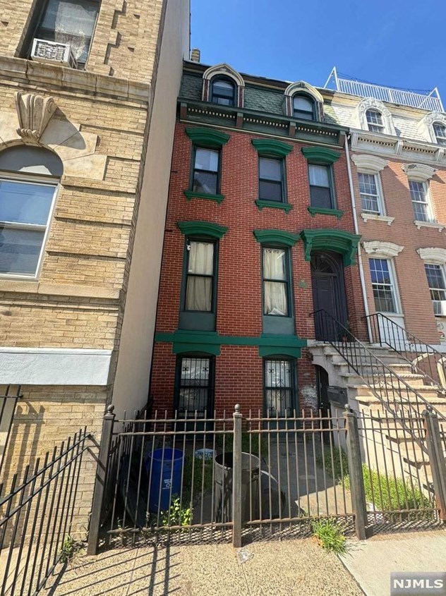 832 Grand St, Jersey City, NJ 07304-2815