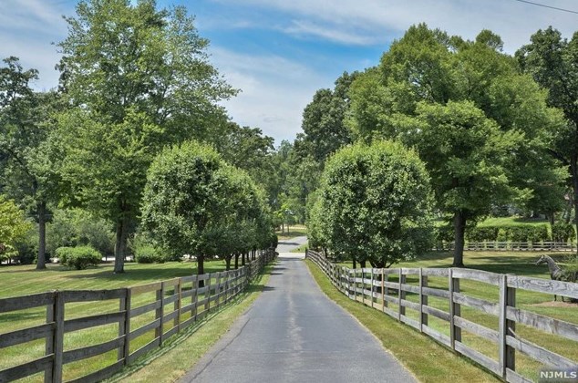 18 Chestnut Ridge Rd, Upper Saddle River, NJ 07458