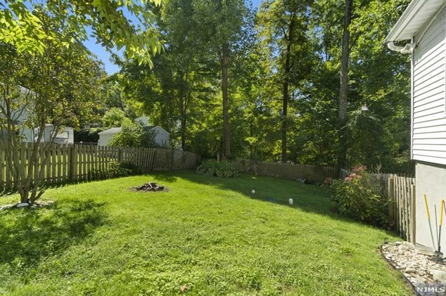 10 Tall Oaks Dr, Hardyston NJ 07419-2022 exterior