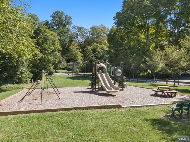 10 Tall Oaks Dr, Hardyston NJ 07419-2022 exterior