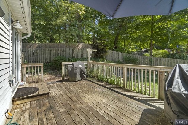 10 Tall Oaks Dr, Hardyston NJ 07419-2022 exterior