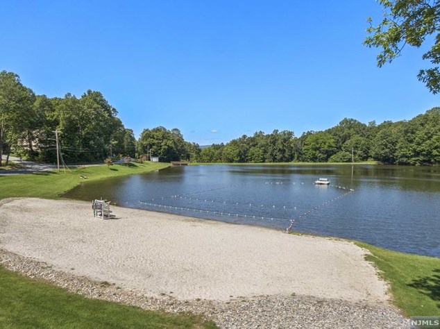 10 Tall Oaks Dr, Hardyston NJ 07419-2022 exterior