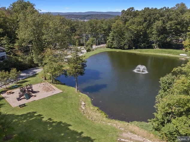 10 Tall Oaks Dr, Hardyston NJ 07419-2022 exterior