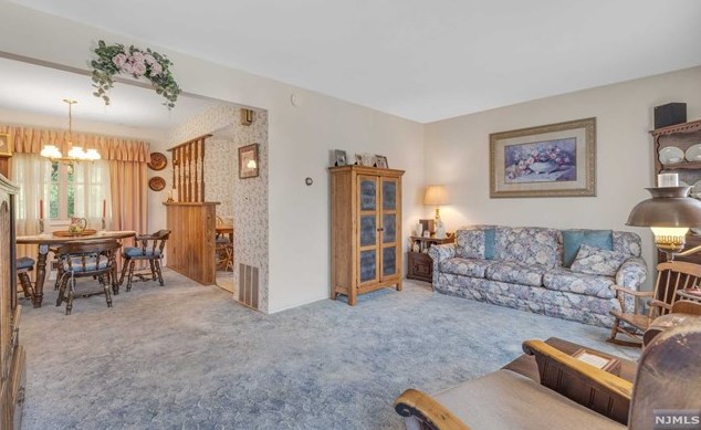 5 Reservoir Ct, Wallington, NJ 07057