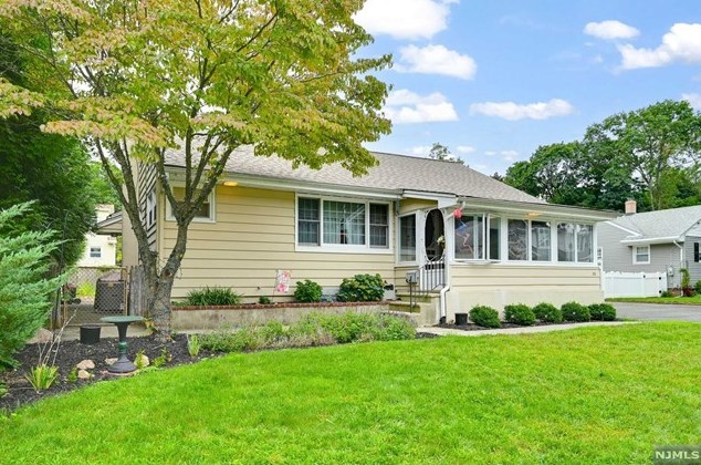 20 Hillside Ave, Oakland, NJ 07436