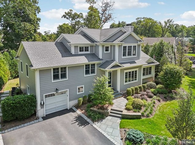 115 Winslow Ter, Ridgewood, NJ 07452-2911