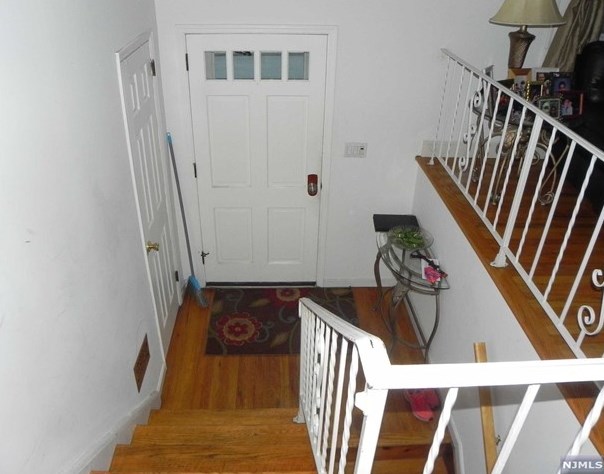 1 Lamker Ct, Little Ferry, NJ 07643