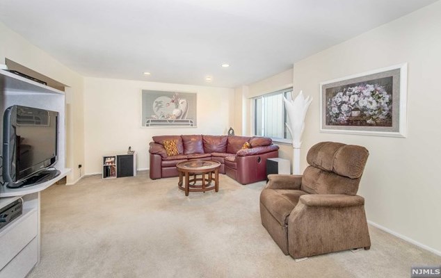 38 Park St, Florham Park, NJ 07932-1794