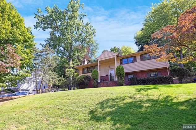 107 Hendrickson St, Haworth, NJ 07641