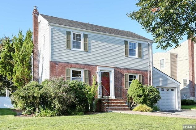 215 Dorchester Rd, River Edge, NJ 07661-1226