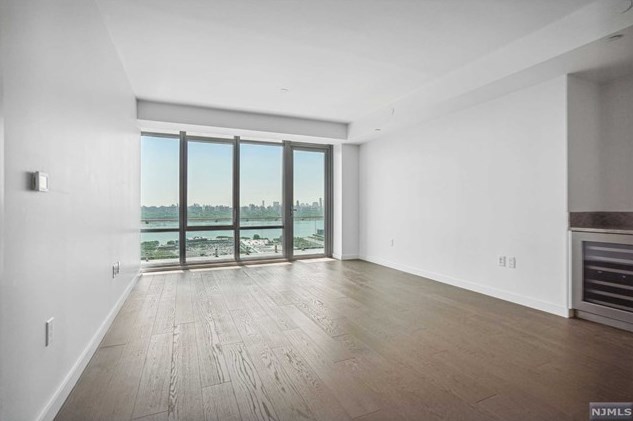320 Adolphus Ave, Cliffside Park, NJ 07010-2704