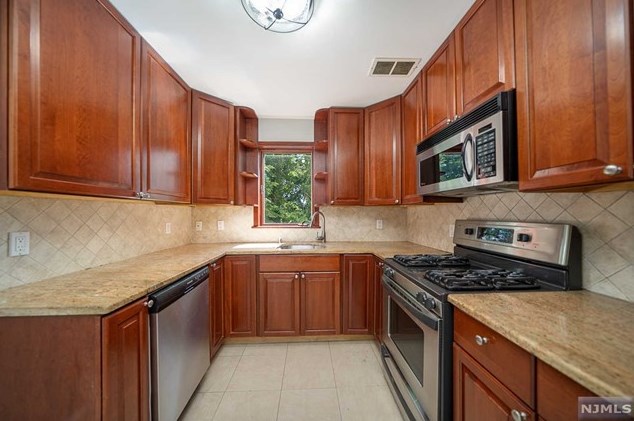 242 Berkshire Rd, Hasbrouck Heights, NJ 07604