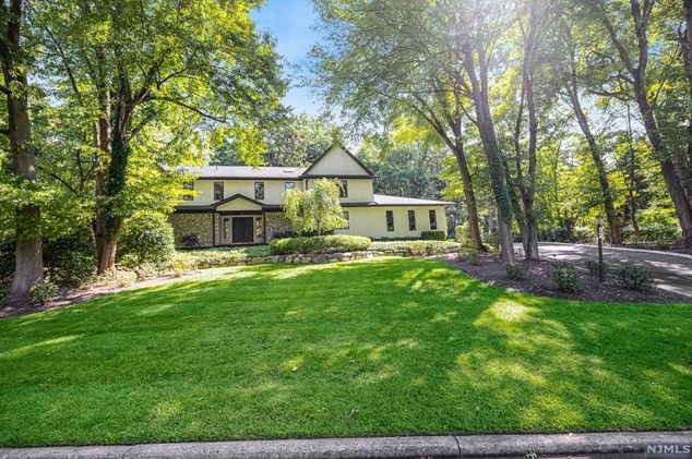 32 Clearwater Dr, Ho Ho Kus, NJ 07423