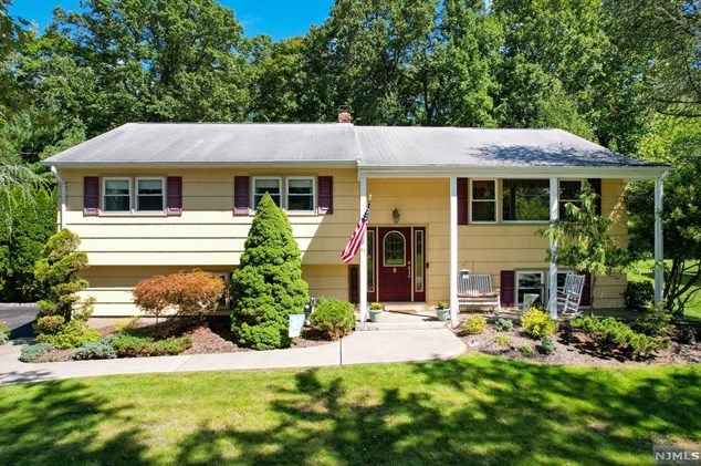 71 Thackeray Rd, Oakland, NJ 07436