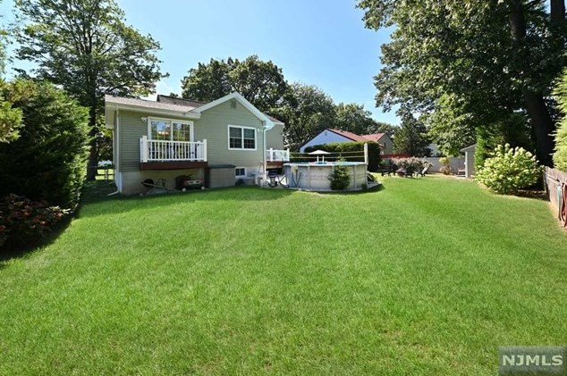 81 Arnot Pl, Paramus, NJ 07652