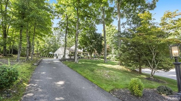 10 Aldbury Dr, Upper Saddle River, NJ 07458
