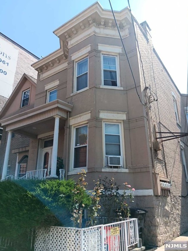 811 Sip St, Union City, NJ 07087