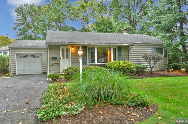 302 Oradell Ave, Paramus, NJ 07652