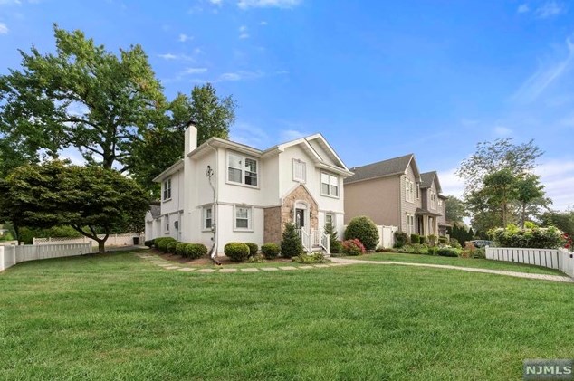 190 Monroe Ave, River Edge, NJ 07661