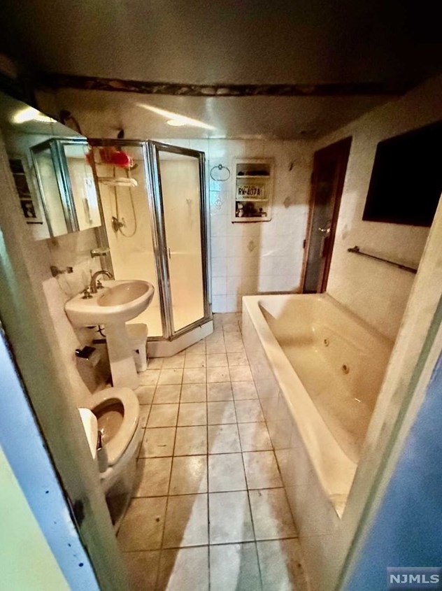 422 Columbia Ave, Cliffside Park NJ 07010-3018 exterior