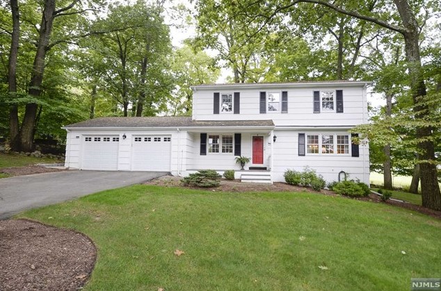 11 Pima Ct, Oakland, NJ 07436