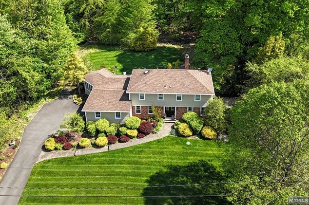 77 Oak Dr, Upper Saddle River, NJ 07458