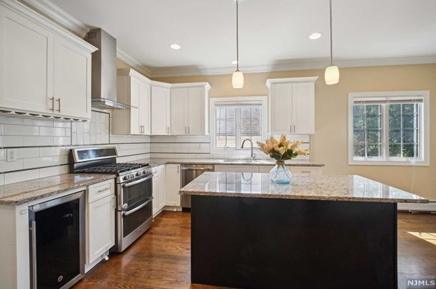 418 Columbia Ave, Cliffside Park NJ 07010-3018 exterior