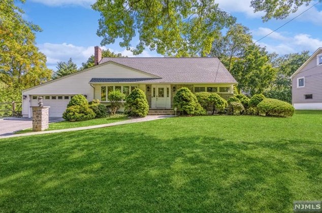 317 Harrison St, Haworth, NJ 07641-1432