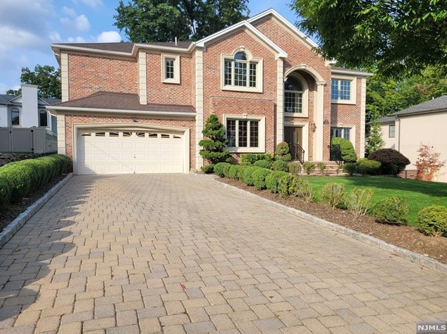 145 Thomas Dr, Paramus, NJ 07652